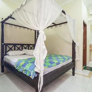 2* Pensión Lori Beach